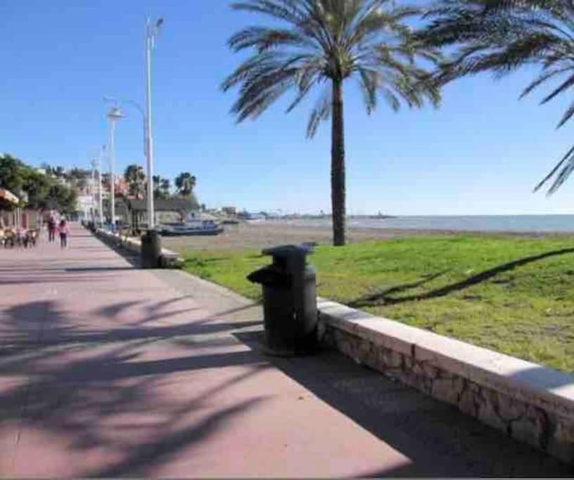 Apartamento En Primera Linea De Playa El Palo Málaga Exteriör bild